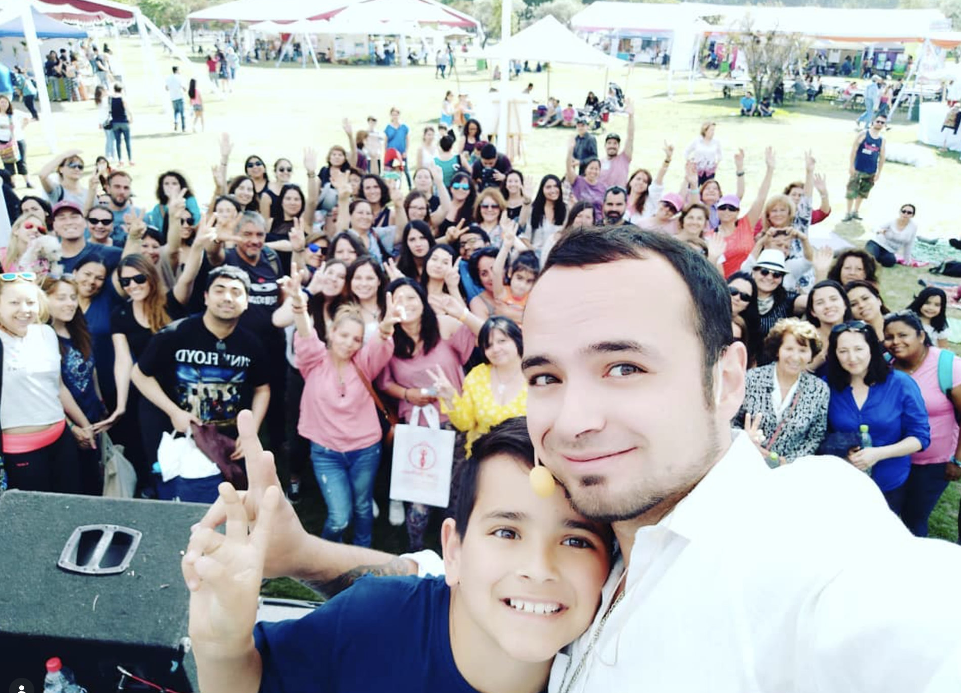Ariel Alarcón junto a su comunidad en un evento masivo de sanación al aire libre