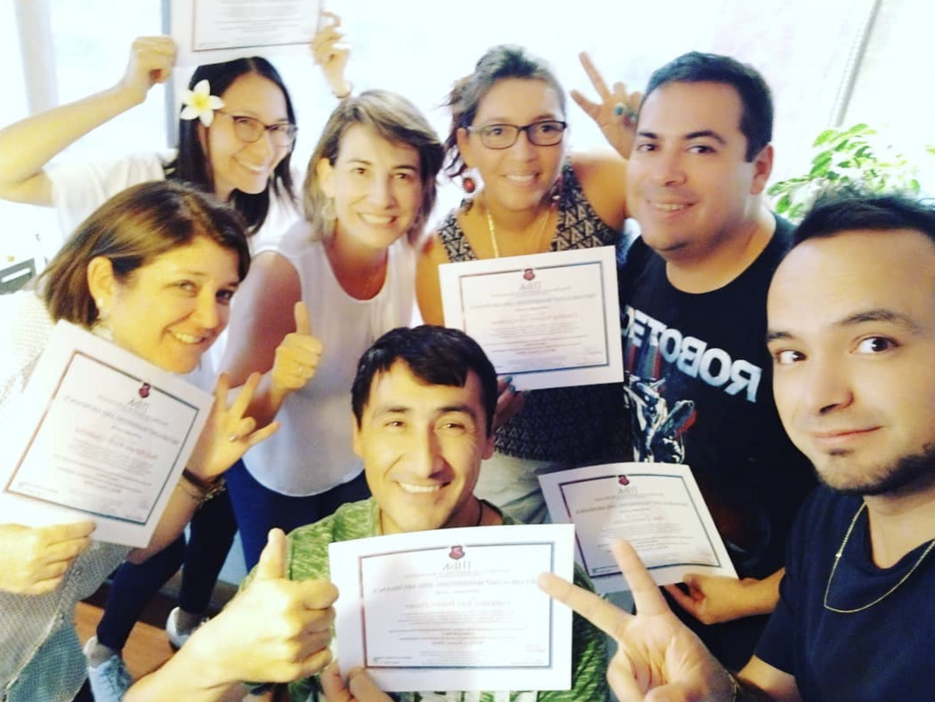 Grupo de alumnos certificados de ThetaHealing celebrando con sus diplomas